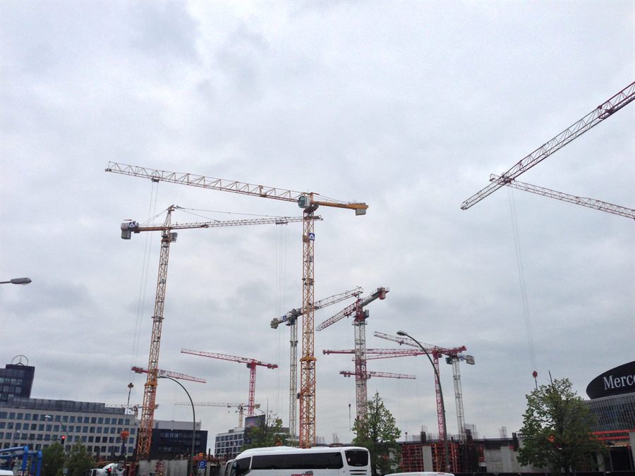 Grúas en obra de construcción