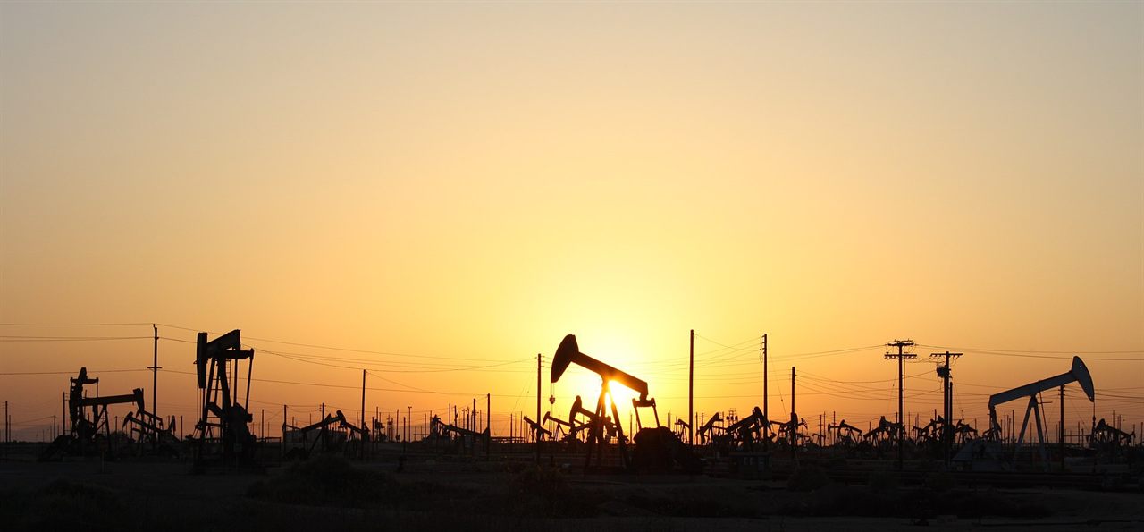 Balancín de bombeo en un campo petrolero